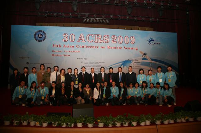 2009年10月18-23日在北京会议中心主办第30届亚洲遥感会议闭幕式合影